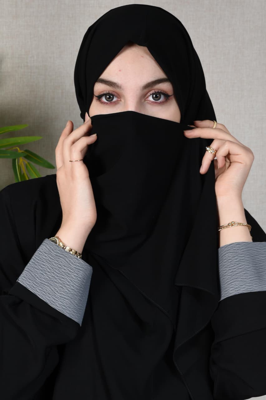 طرحة ساده عملية باللون الأسود