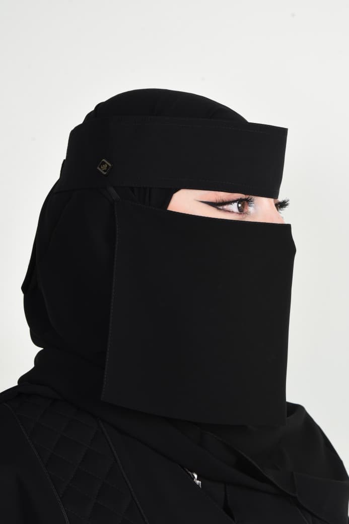 النقاب مزوّد بمطاط مرن