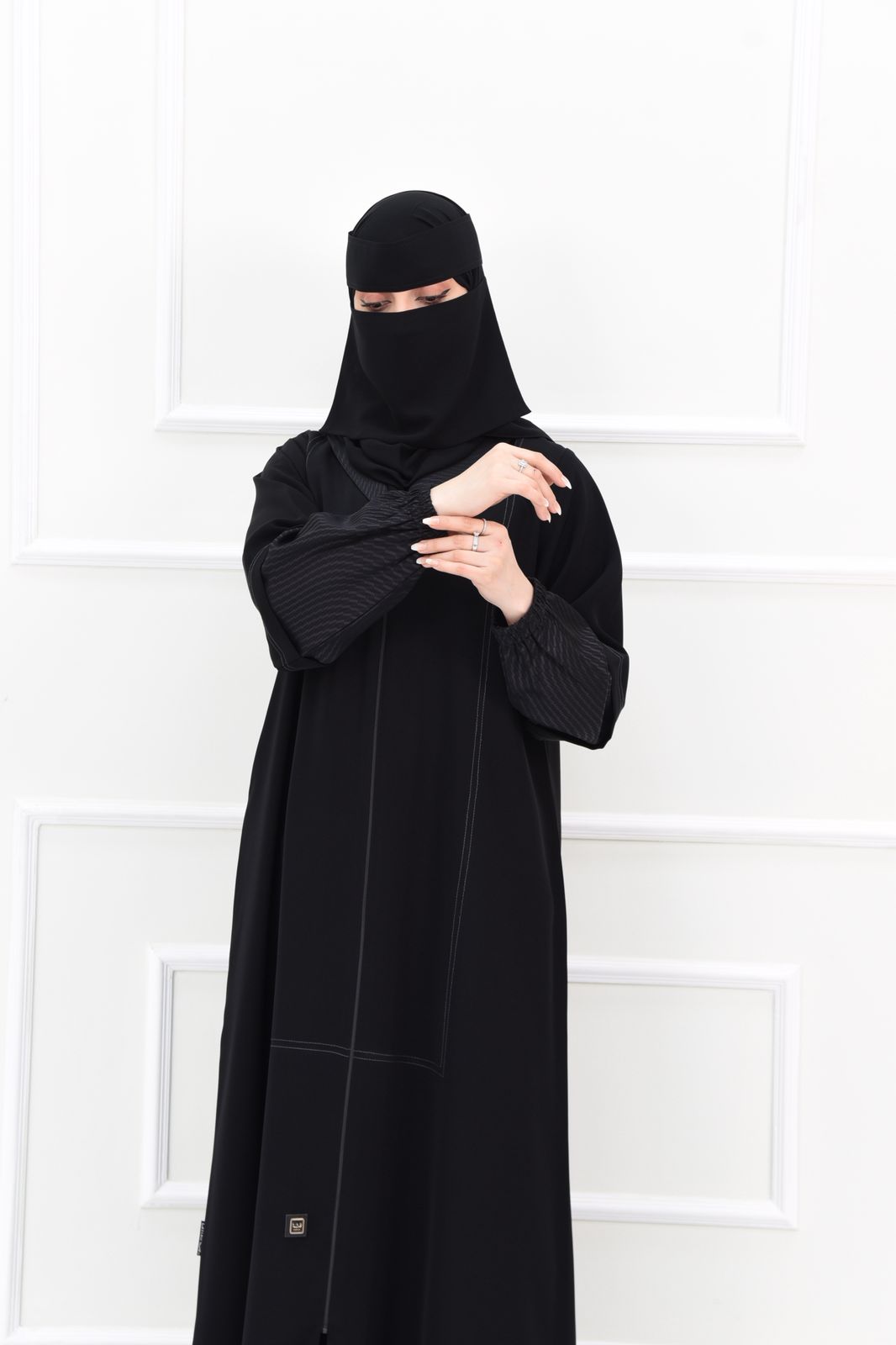 عباية من قماش كريب فاخر بقصة انسيابية مغلقة