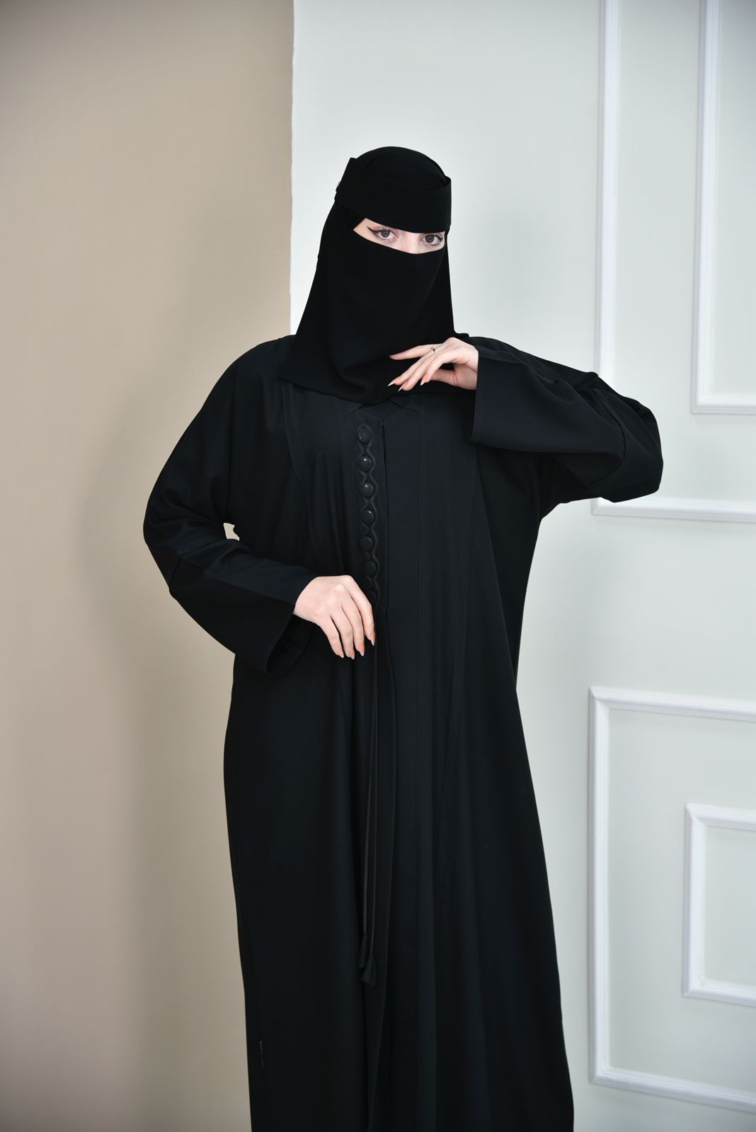 عباية سادة أنيقة بتصميم كلاسيكي عصري